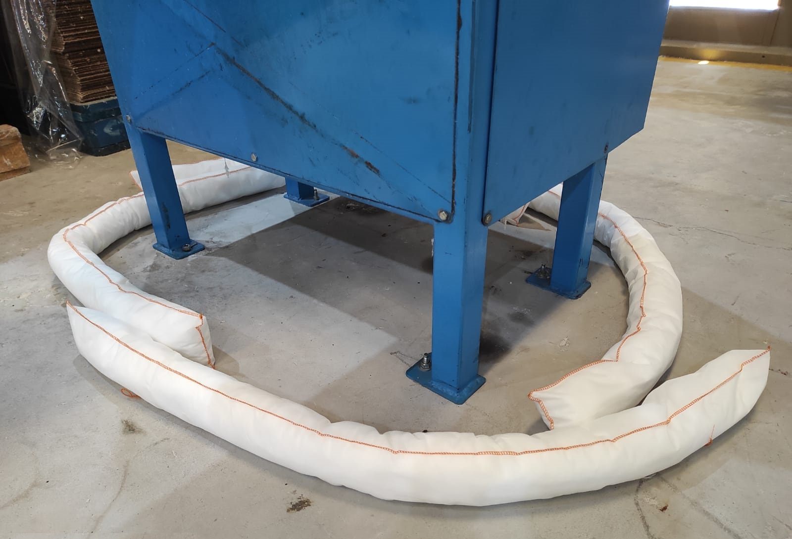 Cordão absorvente de óleo aplicado em canaleta industrial
